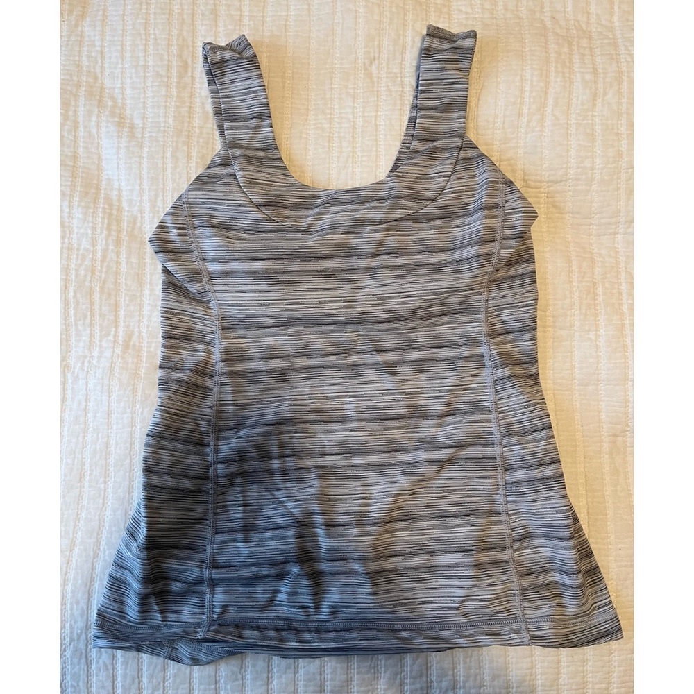 Lululemon workout top size 8 medium